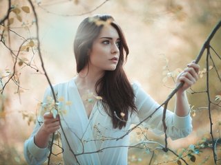 Обои девушка, настроение, ветки, взгляд, волосы, лицо, jose macias, girl, mood, branches, look, hair, face разрешение 2048x1367 Загрузить