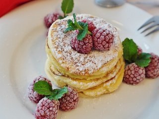 Обои малина, завтрак, сахарная пудра, оладьи, raspberry, breakfast, powdered sugar, pancakes разрешение 5472x3080 Загрузить