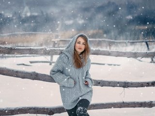 Обои снег, природа, зима, девушка, ограждение, капюшон, свитер, русая, snow, nature, winter, girl, the fence, hood, sweater, rus разрешение 2015x1145 Загрузить