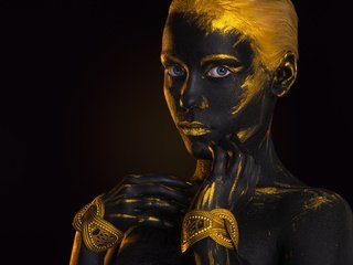 Обои девушка, взгляд, черный фон, лицо, золото, боди-арт, afemera, girl, look, black background, face, gold, body art разрешение 2560x1709 Загрузить