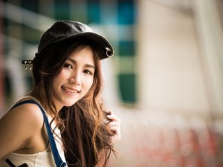 Обои девушка, улыбка, взгляд, волосы, азиатка, кепка, боке, girl, smile, look, hair, asian, cap, bokeh разрешение 6000x4002 Загрузить