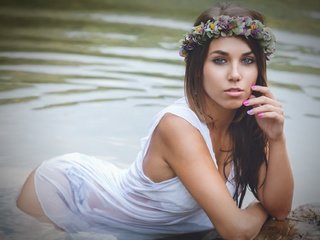 Обои цветы, озеро, девушка, взгляд, волосы, лицо, венок, паула, flowers, lake, girl, look, hair, face, wreath, paula разрешение 1920x1279 Загрузить