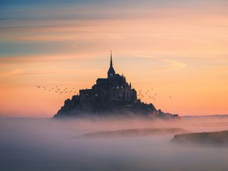 Обои пейзаж, туман, замок, птицы, франция, мон-сен-мишель, landscape, fog, castle, birds, france, mont-saint-michel разрешение 1920x1200 Загрузить