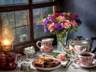 Обои цветы, выпечка, розы, пирог, лампа, натюрморт, дождь, букет, окно, чай, сахар, flowers, cakes, roses, pie, lamp, still life, rain, bouquet, window, tea, sugar разрешение 3300x2200 Загрузить