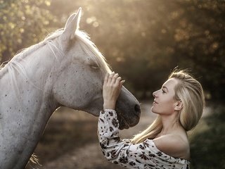 Обои лошадь, девушка, настроение, блондинка, профиль, конь, грива, horse, girl, mood, blonde, profile, mane разрешение 5000x3530 Загрузить