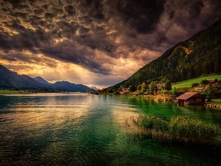 Обои облака, озеро, закат, гора, домики, деревня, clouds, lake, sunset, mountain, houses, village разрешение 2048x1362 Загрузить