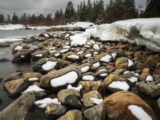 Обои река, снег, камни, river, snow, stones разрешение 3840x2160 Загрузить