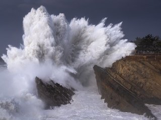 Обои волны, море, волна, шторм, туристы, wave, sea, storm, tourists разрешение 2048x1365 Загрузить