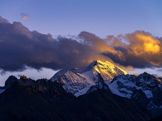 Обои небо, облака, горы, снег, закат, снежные вершины, the sky, clouds, mountains, snow, sunset, snowy peaks разрешение 1920x1281 Загрузить