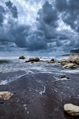 Обои небо, тучи, океан, облака, вода, скалы, природа, камни, берег, волны, the sky, the ocean, clouds, water, rocks, nature, stones, shore, wave разрешение 2560x1600 Загрузить