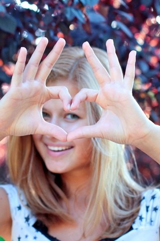 Обои девушка, блондинка, сердечко, любовь, руки, жесты, girl, blonde, heart, love, hands, gestures разрешение 3000x2000 Загрузить