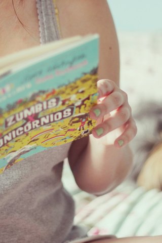 Обои девушка, зомби, настроения, руки, книга, книжка, girl, zombies, mood, hands, book, owner разрешение 2560x1600 Загрузить