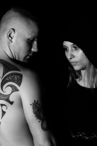 Обои девушка, парень, чёрно-белое, тату, girl, guy, black and white, tattoo разрешение 2048x1520 Загрузить