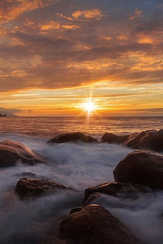 Обои скалы, солнце, камни, берег, море, rocks, the sun, stones, shore, sea разрешение 2048x1366 Загрузить