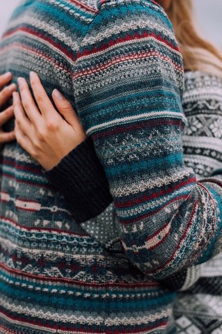 Обои узор, объятия, влюбленные, свитера, pattern, hugs, lovers, sweaters разрешение 2048x1365 Загрузить