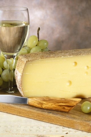 Обои виноград, дощечка, стол, бокал, сыр, вино, белое, нож, орех, grapes, plate, table, glass, cheese, wine, white, knife, walnut разрешение 1920x1256 Загрузить