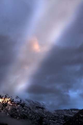 Обои небо, горы, снег, тучи, луч, просвет, the sky, mountains, snow, clouds, ray, clearance разрешение 1920x1200 Загрузить