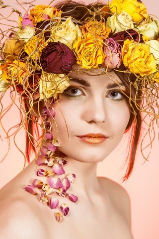 Обои цветы, девушка, лепестки, взгляд, макияж, венок, веточки, flowers, girl, petals, look, makeup, wreath, twigs разрешение 2880x1817 Загрузить