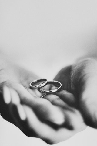 Обои чёрно-белое, руки, кольца, обручальные, black and white, hands, ring, wedding разрешение 3240x2160 Загрузить