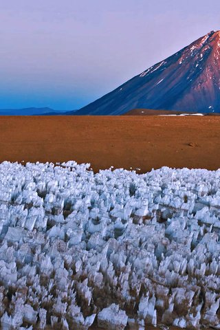 Обои горы, природа, вулкан, чили, боливия, ликанкабур, mountains, nature, the volcano, chile, bolivia, surrounded by разрешение 1920x1080 Загрузить