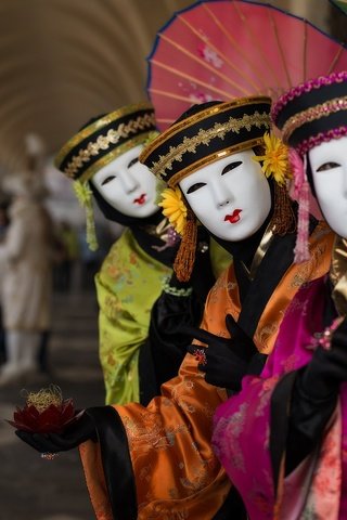 Обои маска, люди, венеция, италия, зонт, костюм, карнавал, mask, people, venice, italy, umbrella, costume, carnival разрешение 1920x1277 Загрузить