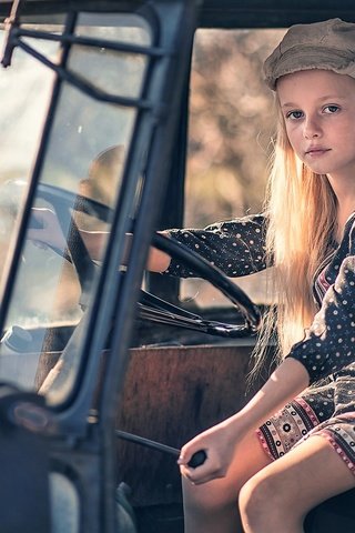 Обои кабина, блондинка, дети, девочка, волосы, кепка, руль, cabin, blonde, children, girl, hair, cap, the wheel разрешение 2222x1250 Загрузить