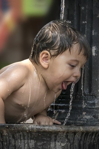 Обои вода, капли, брызги, дети, фонтан, ребенок, мальчик, water, drops, squirt, children, fountain, child, boy разрешение 2047x1311 Загрузить