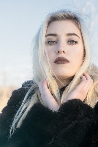 Обои девушка, блондинка, взгляд, макияж, губки, шуба, girl, blonde, look, makeup, sponge, coat разрешение 2048x1365 Загрузить