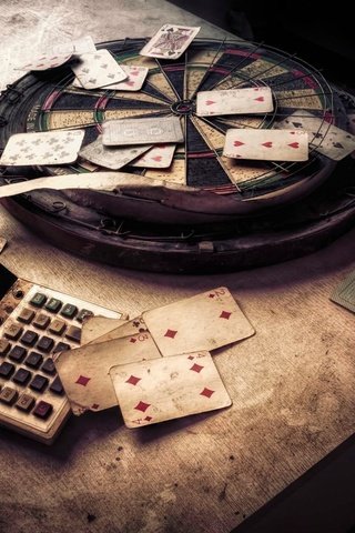 Обои карты, стол, дартс, калькулятор, игральные карты, card, table, darts, calculator разрешение 1920x1200 Загрузить