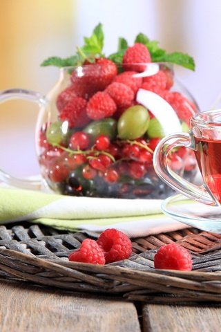 Обои виноград, напиток, малина, ягоды, чашка, чай, смородина, grapes, drink, raspberry, berries, cup, tea, currants разрешение 1920x1280 Загрузить