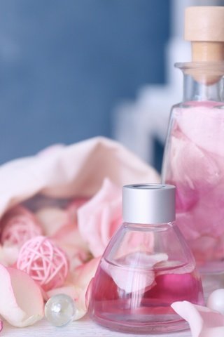 Обои розы, лепестки, масло, аромат, духи, бутылочка, флакон, roses, petals, oil, aroma, perfume, bottle разрешение 2880x1800 Загрузить