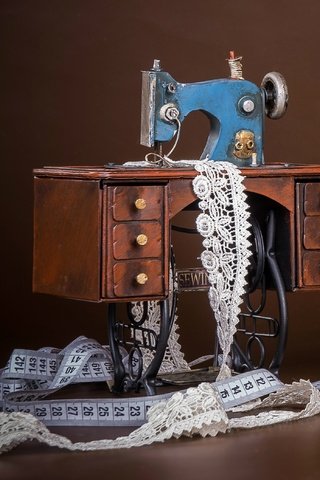 Обои фон, игрушка, кружево, сантиметр, швейная машинка, сувенир, background, toy, lace, centimeter, sewing machine, souvenir разрешение 2562x2090 Загрузить