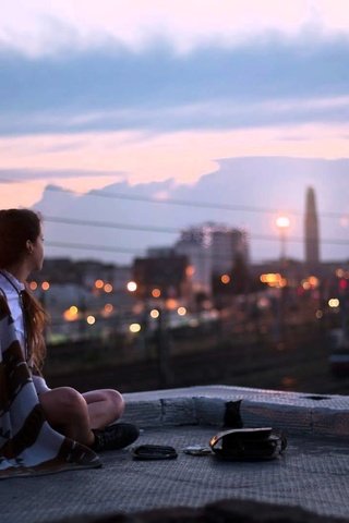 Обои девушка, настроение, город, одиночество, модель, крыша, girl, mood, the city, loneliness, model, roof разрешение 1920x1080 Загрузить