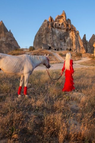 Обои лошадь, скалы, девушка, настроение, блондинка, красное платье, horse, rocks, girl, mood, blonde, red dress разрешение 2048x1365 Загрузить