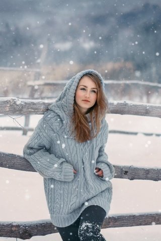 Обои снег, природа, зима, девушка, ограждение, капюшон, свитер, русая, snow, nature, winter, girl, the fence, hood, sweater, rus разрешение 2015x1145 Загрузить