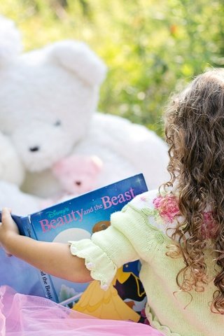 Обои природа, лето, мишки, девочка, кудри, игрушки, ребенок, книга, nature, summer, bears, girl, curls, toys, child, book разрешение 5760x3840 Загрузить