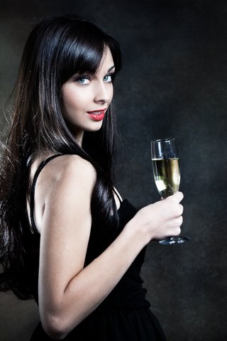 Обои девушка, шампанское, брюнетка, голубоглазая, взгляд, бокал, волосы, черный фон, лицо, вино, girl, champagne, brunette, blue-eyed, look, glass, hair, black background, face, wine разрешение 5616x3744 Загрузить