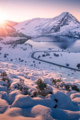 Обои дорога, озеро, горы, солнце, снег, зима, road, lake, mountains, the sun, snow, winter разрешение 2500x1512 Загрузить