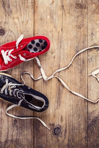 Обои кеды, сердце, обувь, шнурки, деревянная поверхность, sneakers, heart, shoes, laces, wooden surface разрешение 3840x3082 Загрузить