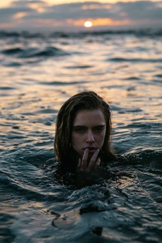 Обои девушка, взгляд, волосы, лицо, в воде, jesse herzog, marta, girl, look, hair, face, in the water разрешение 2048x1365 Загрузить