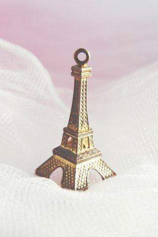 Обои статуэтка, ткань, эйфелева башня, сувенир, figurine, fabric, eiffel tower, souvenir разрешение 2880x1800 Загрузить