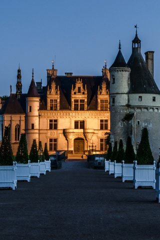 Обои деревья, chateau de chenonceau, вечер, дизайн, замок, сад, франция, газон, замок шенонсо, trees, the evening, design, castle, garden, france, lawn, the castle of chenonceau разрешение 3020x2000 Загрузить