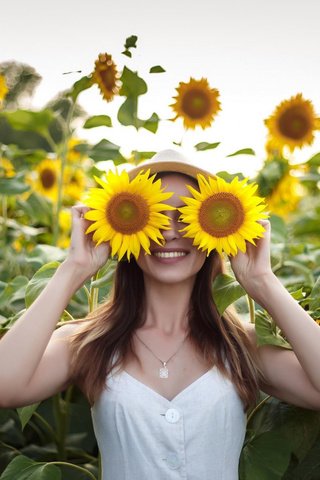Обои девушка, улыбка, подсолнухи, шляпа, girl, smile, sunflowers, hat разрешение 2112x1188 Загрузить