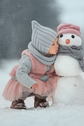 Обои снег, зима, девочка, снеговик, друзья, по секрету, snow, winter, girl, snowman, friends, secret разрешение 1920x1080 Загрузить