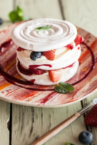 Обои мороженое, клубника, ягоды, черника, десерт, меренга, ice cream, strawberry, berries, blueberries, dessert разрешение 2048x1339 Загрузить