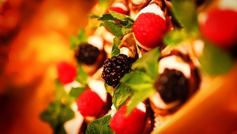 Обои мята, малина, ягоды, десерт, ежевика, тарталетки, mint, raspberry, berries, dessert, blackberry, tartlets разрешение 1920x1200 Загрузить