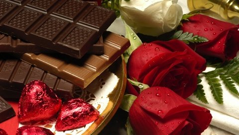 Обои розы, шоколад, поднос, капли воды, roses, chocolate, tray, water drops разрешение 2560x1600 Загрузить