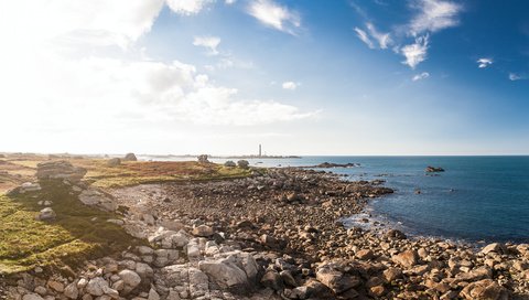 Обои камни, берег, утро, маяк, океан, солнечный свет, франци, stones, shore, morning, lighthouse, the ocean, sunlight, france разрешение 2560x1600 Загрузить