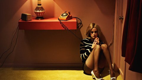 Обои блондинка, лампа, телефон, задумчивая, сидит на полу, blonde, lamp, phone, brooding, sitting on the floor разрешение 1920x1200 Загрузить