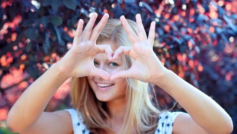 Обои девушка, блондинка, сердечко, любовь, руки, жесты, girl, blonde, heart, love, hands, gestures разрешение 3000x2000 Загрузить